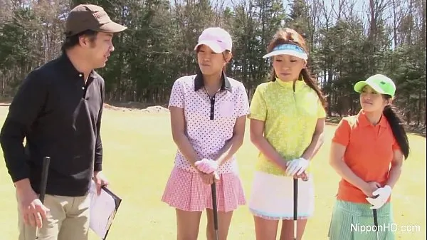 Mostra Le ragazze i asiatiche giocano a golf nudotubo di alimentazione