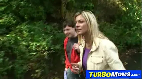 Mostrar Trío sexual en el parque con la milf euro Klarisa Leonetubo de alimentación