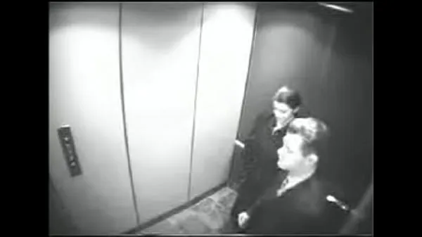 Portuguese quarantine Susana clasps the pattern in the elevator पावर ट्यूब दिखाएँ