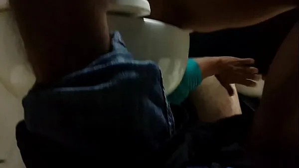 Zobrazit Guy sucking and wanking in toilet-3 napájecí trubici