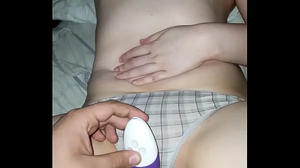 Näytä First uploaded video, using my girlfriend's vibrator on her tight pussy tehoputki