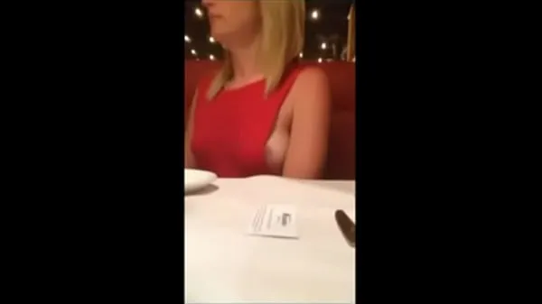 Milf zeigt ihre Brüste im RestaurantPower Tube anzeigen
