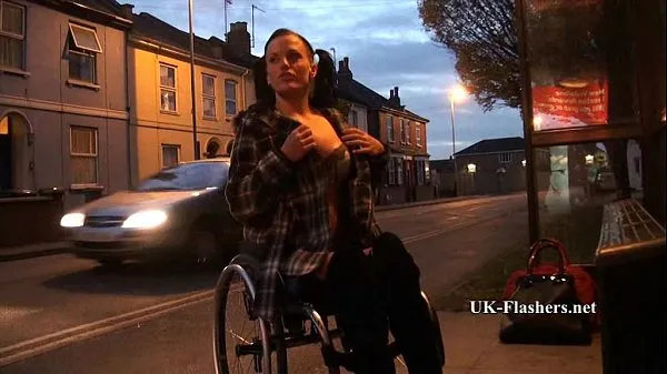 عرض Leah Caprice Flashing Nude in Cheltenham from her Wheelchair أنبوب الطاقة