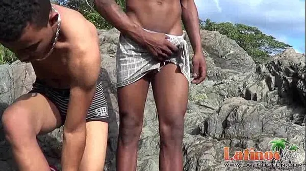 Näytä Brown-skinned Latin twinks pop a boner outdoors tehoputki