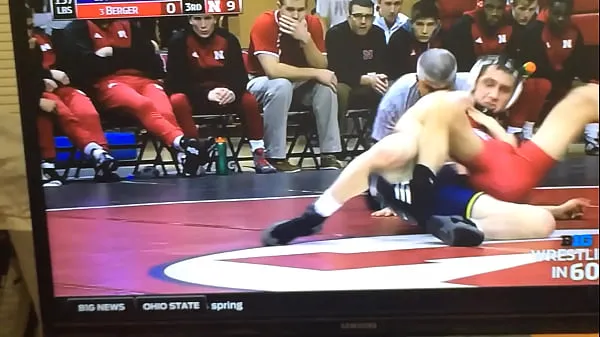 Mutasd a Blue wrestler shoves his cock on red wrestler's ass tápvezetéket