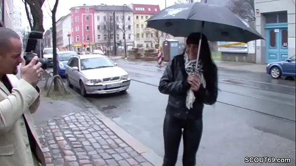 Vis Teeny is approached on the street and fucked for money strømrør