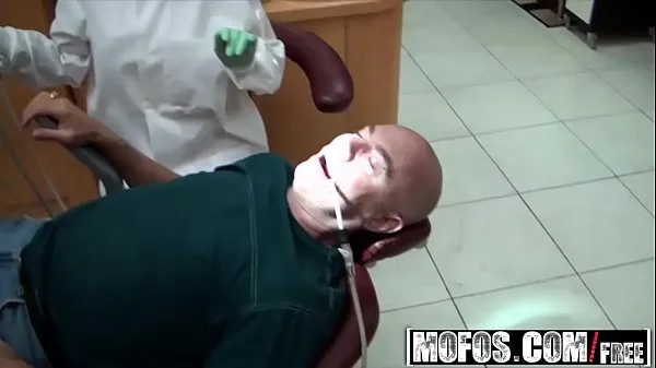 Mostrar I Know That Girl - Dentists Understand Oral, estrelado por Britney Beth tubo de potência