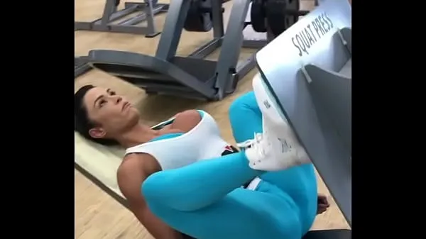 gracy working out at the gym 파워 튜브 표시