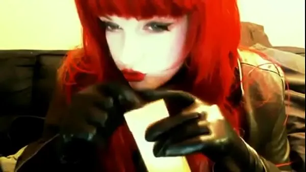 Mostra goth redhead smokingtubo di alimentazione