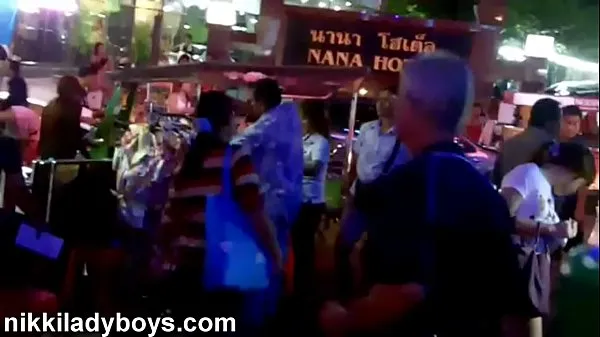 Mostrar Rua pedonal com Ladyboys trabalhando no Nana Plaza Bangkok tubo de potência