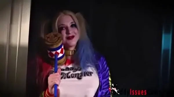 Показать Harley Quinn любит сперму в ее задницусиловую лампу