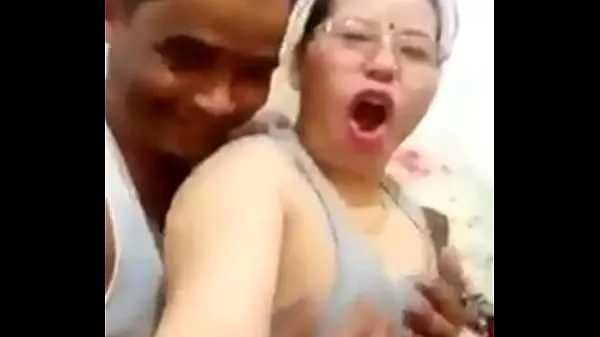 Mostra Fuoco della donna nepalesetubo di alimentazione