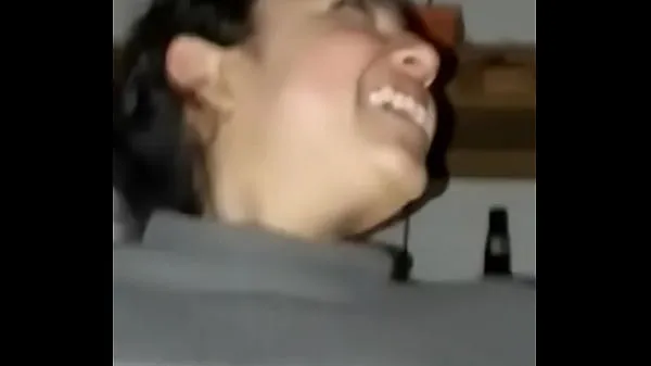 Mostrar India chica riendo cuando Sexo con noviotubo de alimentación