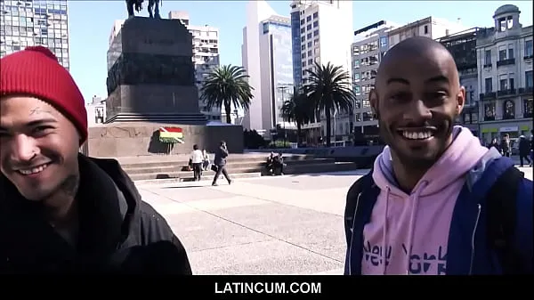 Afficher Latino Boy avec des tatouages de Buenos Aires baise Black Guy d'Uruguaytube de puissance