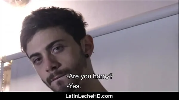 Mostrar Dos chicos latinos españoles gay despiertan a un chico heterosexual del s. Y pagarle por tríotubo de alimentación