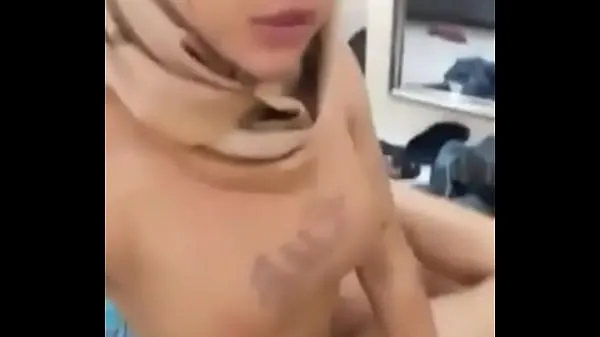 แสดง Muslim Indonesian Shemale get fucked by lucky guy หลอดกำลัง