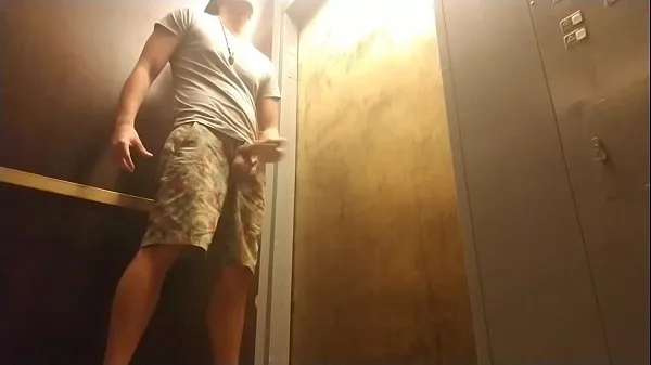 Pokaż Jerking Off in Public Elevator lampę zasilającą