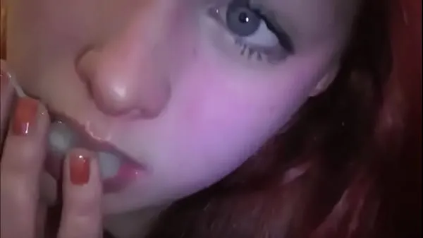 Vis Married redhead playing with cum in her mouth strømrør