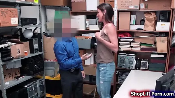 Mutasd a Brunette milf fucked by store security tápvezetéket