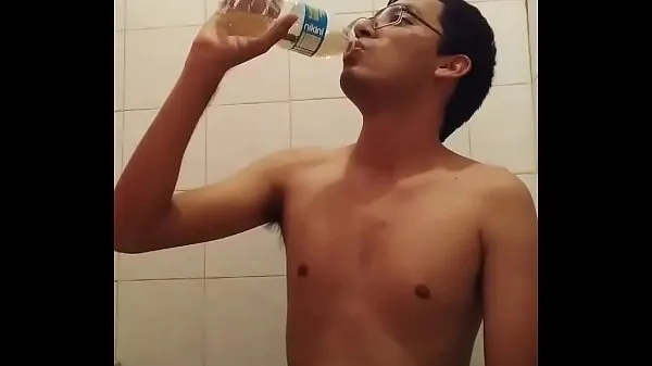 Amateur boy drinks his piss پاور ٹیوب دکھائیں