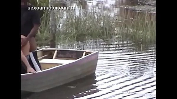 显示Mulher casada é flagrada traindo o marido na lagoa da fazenda, com funcionário do local功率管