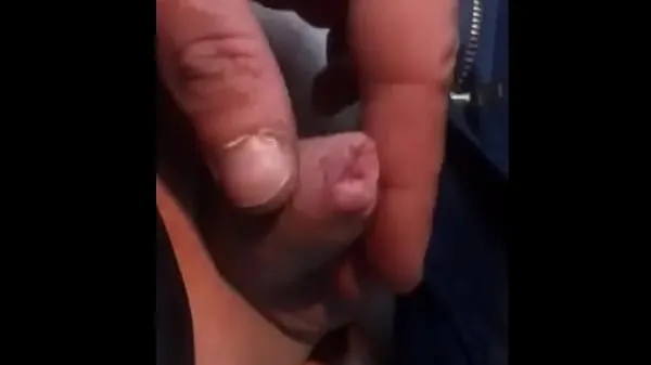 Vis Little dick squirts with two fingers strømrør