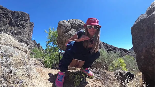 Εμφάνιση PISS PISS TRAVEL - Young girl tourist peeing in the mountains Gran Canaria. Public Canarias power Tube