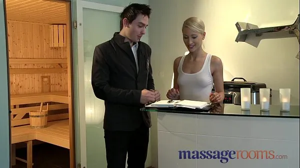 Vis Massage Rooms Uma rims guy before squirting and pleasuring another strømrør