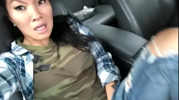 Visa Asa Akira masturbating in a car kraftrör