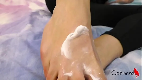 显示I play with my sexy feet, smear them with cream功率管