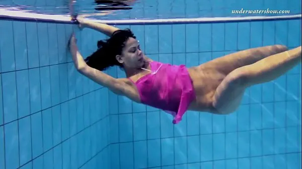 Mutasd a Hot Russian babe swims and strips like hoe tápvezetéket