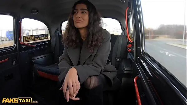 Mostra Taxi finto Una ragazza asiatica si fa strappare le calzamaglia e scopare la figa da un tassista italianotubo di alimentazione