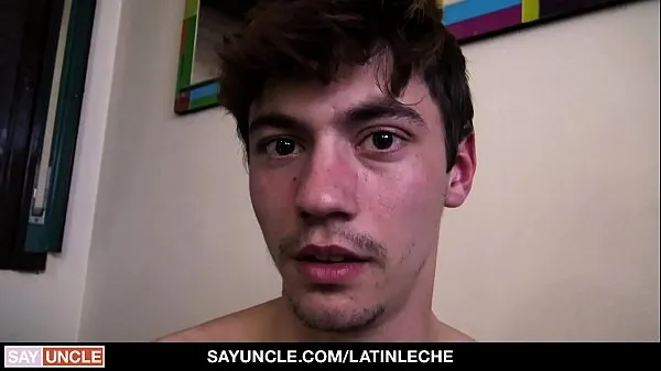 Afficher LatinLeche - Un minet latino mignon abandonne son trou pour de l'argenttube de puissance