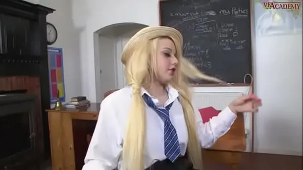 Slutty Chubby Blonde in Schuluniform, Strümpfen, Strapsen & Scher NixPower Tube anzeigen