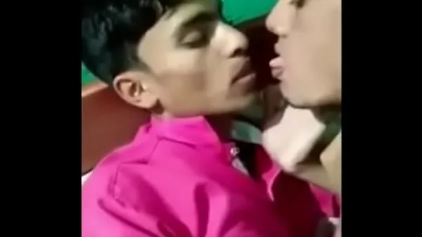 パワーチューブ明日がないようにお互いにキスしているインドからの2人の男|インドからのホットでセクシーなゲイアクション表示