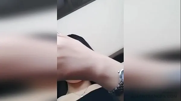 AMATEUR) Nettes asiatisches Babe führt Blowjob in einem Auto durchPower Tube anzeigen