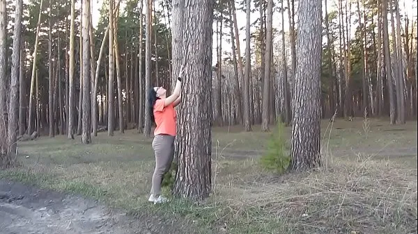 Afficher Une milf aux gros seins et un PAWG juteux se déshabille dans la forêt et se masturbe la chatte avec une branche d'épinette. Fusion avec la nature d'un nudiste mature. Fétiche amateur en plein airtube de puissance