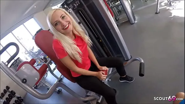 Pokaż Skinny German Fitness Girl Pickup and Fuck Stranger in Gym lampę zasilającą