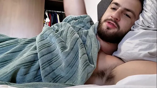 Mostrar str8 hot buddy en cama quiere abrazartubo de alimentación