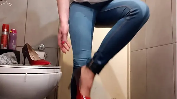 Afficher Compilation de mouiller mon jean et de couler de mes talons hauts et de mes pantalonstube de puissance