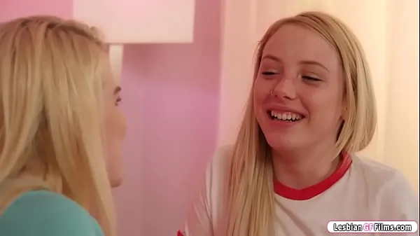 Εμφάνιση 19yo teen Dixie Lynn and Nikki Sweet are excited for their first time porn shoot blondes suck tits and 69 oral while using a toy power Tube