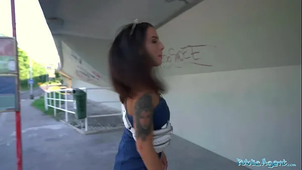 Afficher Public Agent Latina brunette aux gros seins et le cul baise à l'extérieur en pov par une énorme bitetube de puissance