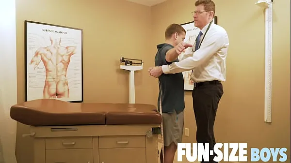 Vis FUNSIZEBOYS - Hung older doctor breeds nervous young bottom bareback strømrør