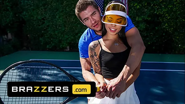 Tampilkan Xander Corvus) Massages (Gina Valentinas) Foot To Ease Her Pain They End Up Fucking - Brazzers Tabung listrik