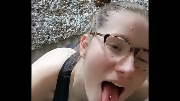 Tunjukkan Nerdy Girl Gets Her Throat Stuffed Tiub kuasa