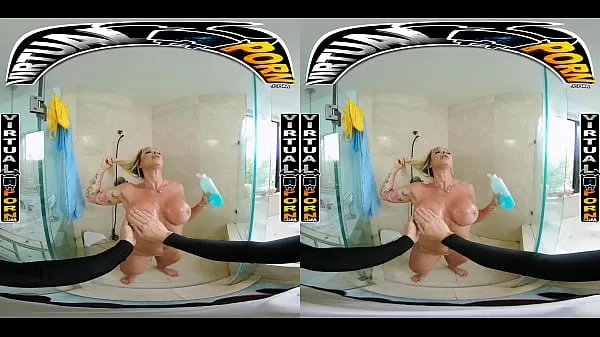 แสดง Busty Blonde MILF Robbin Banx Seduces Step Son In Shower หลอดกำลัง