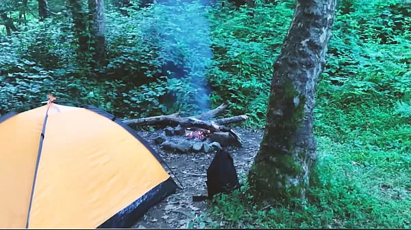 Toon Ik neuk een hete schoonheid met een prachtige kont in het bos eindbuis