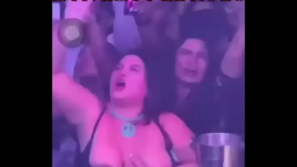 عرض La Paisa getting naked @ Blessed concert!! Showing her big beautiful natural boobs in public أنبوب الطاقة