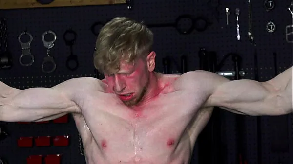 Mostrar Músculo de gengibre Stud amarrado, chicoteado e ordenhado - BDSM Gay Bondage tubo de potência