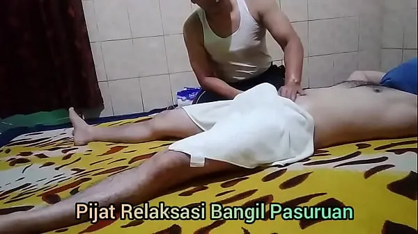 Mostrar Straight man gets hard during Thai massage tubo de potência